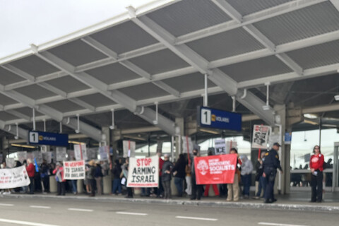 480_may_day_oak_terminal_1_protest.jpg
