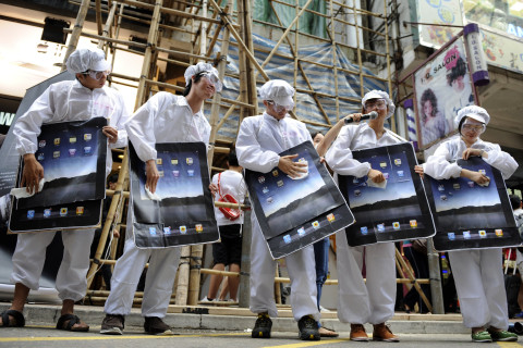 480_apple_workers_china.jpg