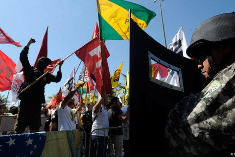 480_brazil_oil_workers_protest_petroblas_sell_off.jpg