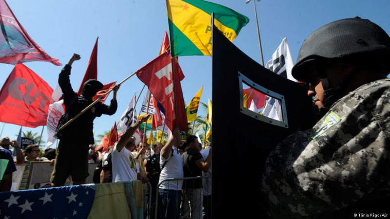 sm_brazil_oil_workers_protest_petroblas_sell_off.jpg
