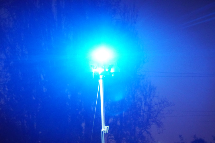 D3 emits a disturbing barrage of blue light.