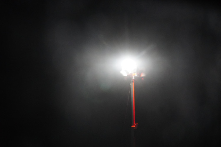 D3 with blinding white floodlight active.