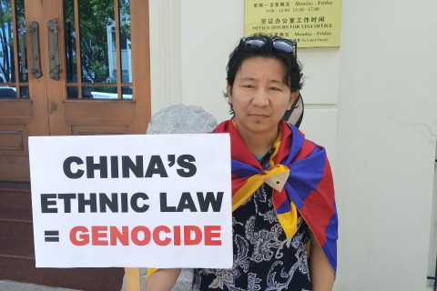 PROTEST BY TIBETANS AND OTHER MINORITIES IN COMMUNIST CHINA PROTEST THE RACIST 'ETHNIC UNITY LAW IN FRONT OF THE COMMUNIST CHINESE CONSUL...