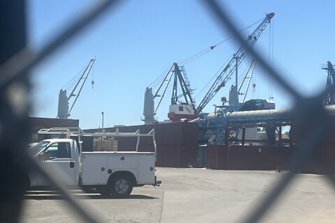 480_ilwu10_crane_threw_fence_unloading_sugar.jpg