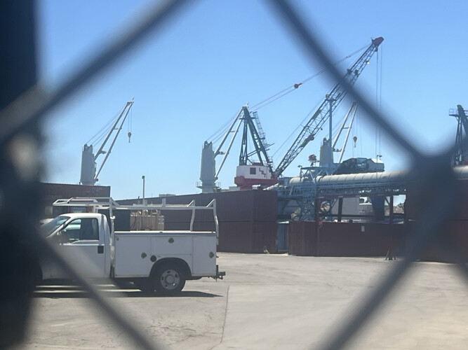 sm_ilwu10_crane_threw_fence_unloading_sugar.jpg