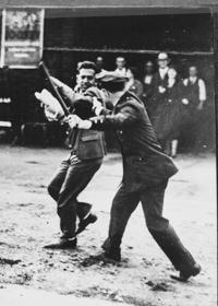 ilwu_gen_srike_police_fighting_with_worker.jpg