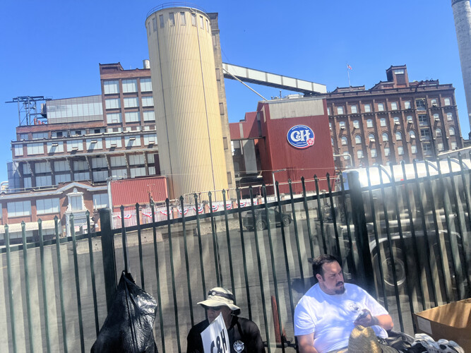 sm_ilwu_6_c_h_strikers_resting.jpg