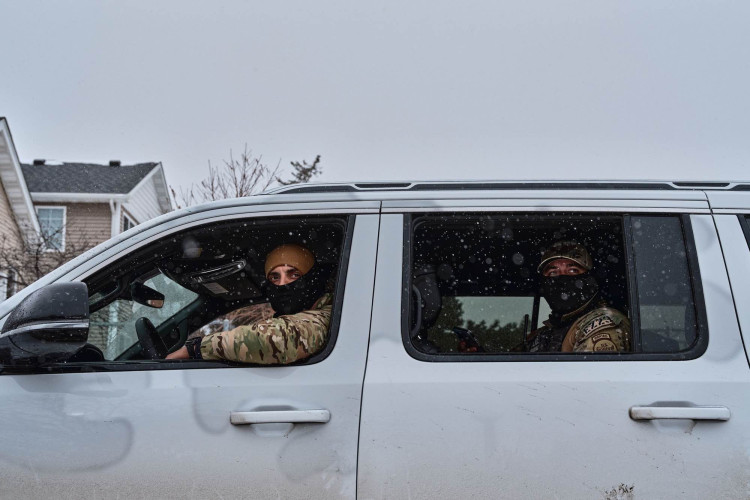A guide to following Immigration and Customs Enforcement vehicles developed in the Bay Area.