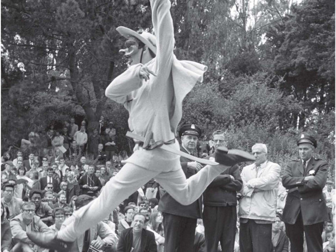 RG Davis in SF's Lafayette Park on August 7, 1965: "....for your appreciation this afternoon, an arrest!"