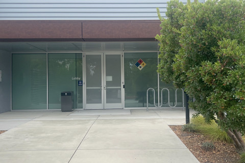 480_apple_lobby_with_danger_signs.jpg