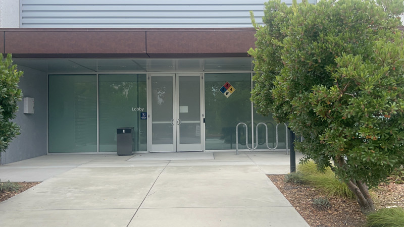 sm_apple_lobby_with_danger_signs.jpg