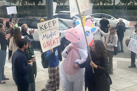 480_afm6_opera_musicians_costume__on_picket_line_9-16-26.jpg