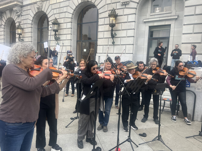 sm_afm6_opera_musicans_violinists_at_action_9-16-26.jpg