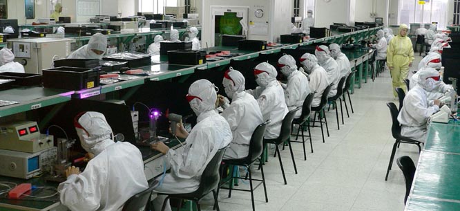 china_foxconn_workers_assembly_line.jpg