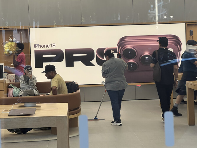 sm_apple_protest_i_phone_.jpg
